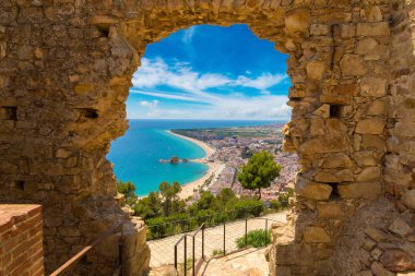 Blanes beach taş kapıdan