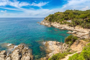 Kayaların üzerinde sahil Lloret de Mar