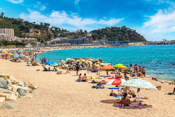 As pessoas gostam na praia em Blanes — Fotografia de Stock