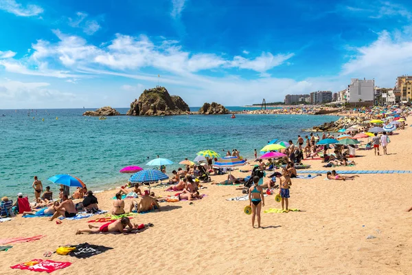 As pessoas gostam na praia em Blanes — Fotografia de Stock