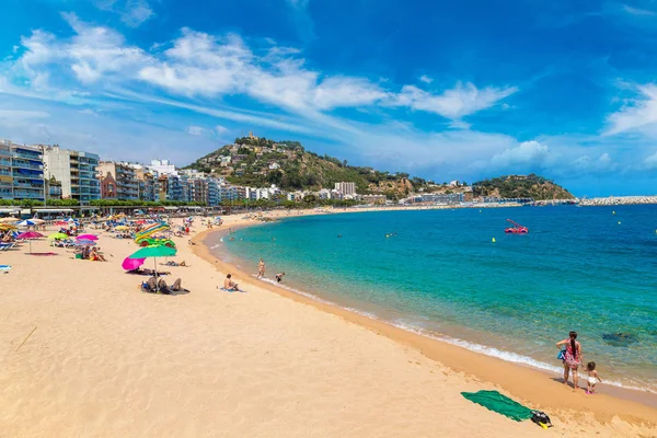 La gente disfruta en la playa de Blanes — Foto de Stock