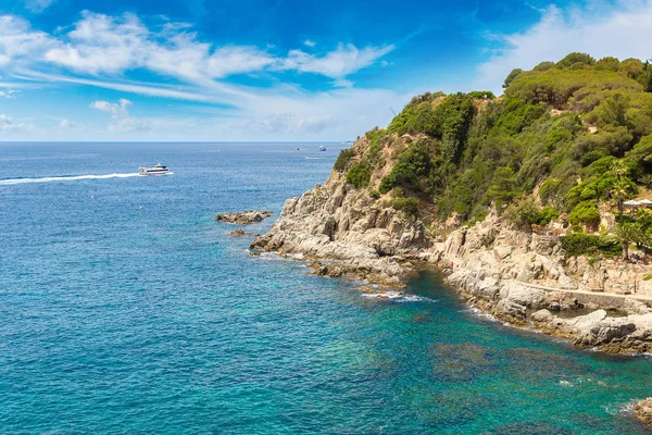 Skały na wybrzeżu miejscowości Lloret de Mar — Zdjęcie stockowe