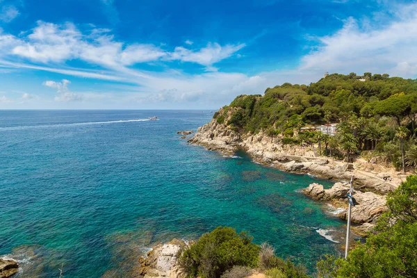 Kayaların üzerinde sahil Lloret de Mar — Stok fotoğraf