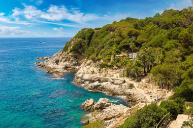 Kayaların üzerinde sahil Lloret de Mar