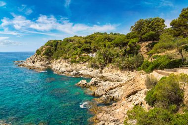 Kayaların üzerinde sahil Lloret de Mar