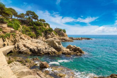 Kayaların üzerinde sahil Lloret de Mar