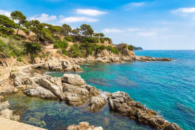 Kayaların üzerinde sahil Lloret de Mar