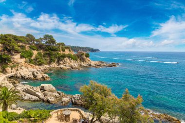 Kayaların üzerinde sahil Lloret de Mar