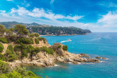 Kayaların üzerinde sahil Lloret de Mar