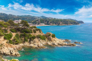 Kayaların üzerinde sahil Lloret de Mar