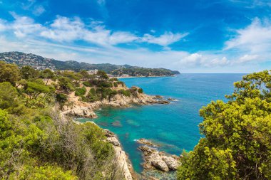 Kayaların üzerinde sahil Lloret de Mar