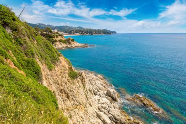 Kayaların üzerinde sahil Lloret de Mar