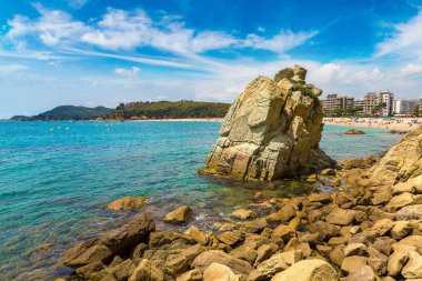 Kayaların üzerinde sahil Lloret de Mar