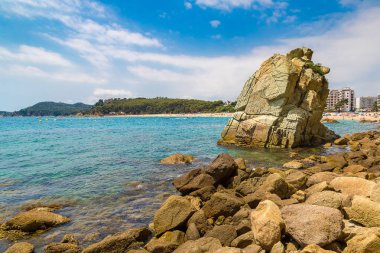 Kayaların üzerinde sahil Lloret de Mar