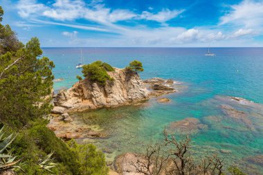 Kayaların üzerinde sahil Lloret de Mar