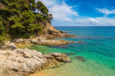 Kayaların üzerinde sahil Lloret de Mar