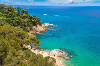 Kayaların üzerinde sahil Lloret de Mar