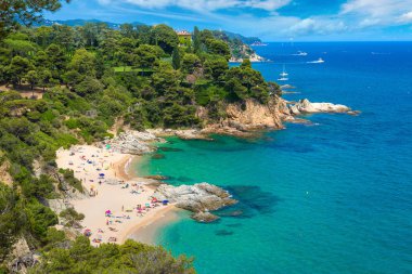 Kayaların üzerinde sahil Lloret de Mar