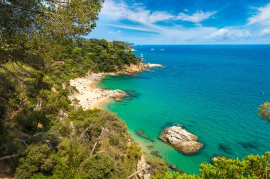 Kayaların üzerinde sahil Lloret de Mar