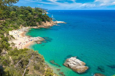 Kayaların üzerinde sahil Lloret de Mar