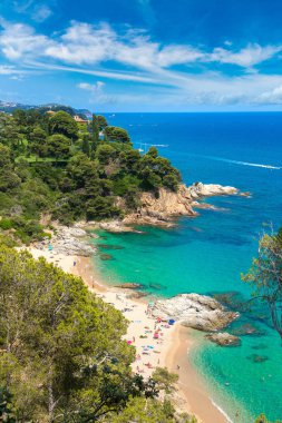 Kayaların üzerinde sahil Lloret de Mar