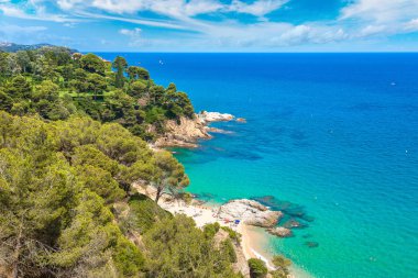 Kayaların üzerinde sahil Lloret de Mar