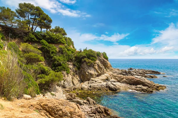 Skały na wybrzeżu miejscowości Lloret de Mar — Zdjęcie stockowe