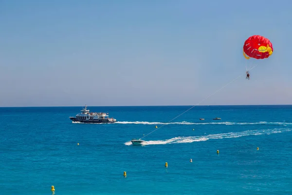 Parasailen met boot in Nice — Stockfoto