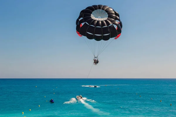 Nice da tekne ile parasailing — Stok fotoğraf