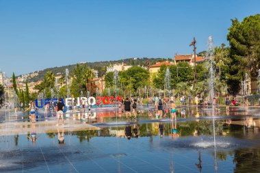 Çeşme uefa euro logosunun yanında 