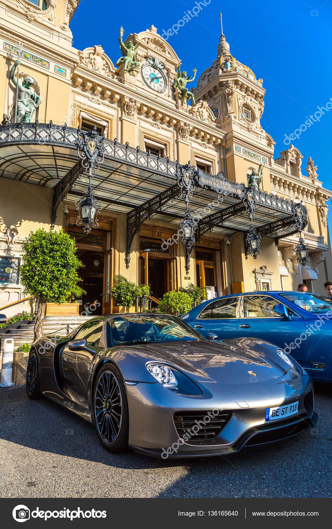 Роскошные Автомобили Рядом С Казино – Стоковое Редакционное Фото.