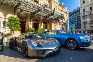 Grand casino yanındaki lüks arabalar