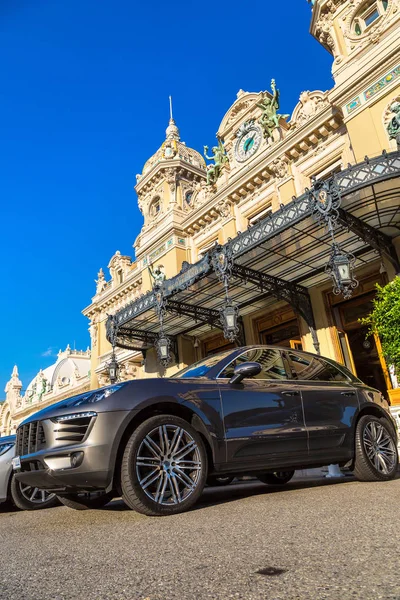 Grand casino yanındaki lüks araba