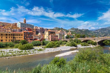 Ventimiglia eski kasaba renkli evleri