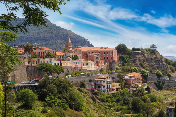 Ventimiglia eski kasaba renkli evleri