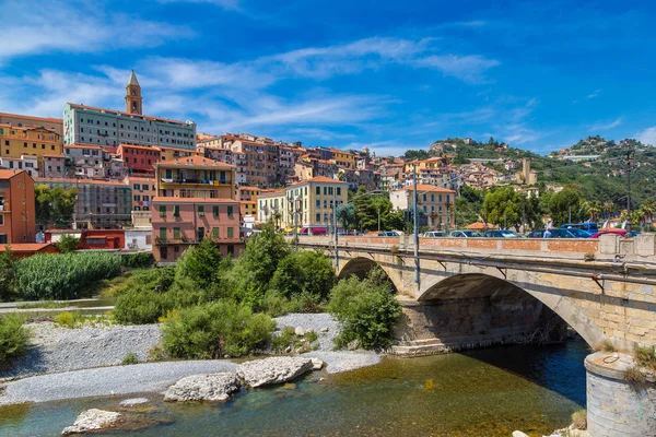 Casas coloridas en el casco antiguo de Ventimiglia — Foto de Stock