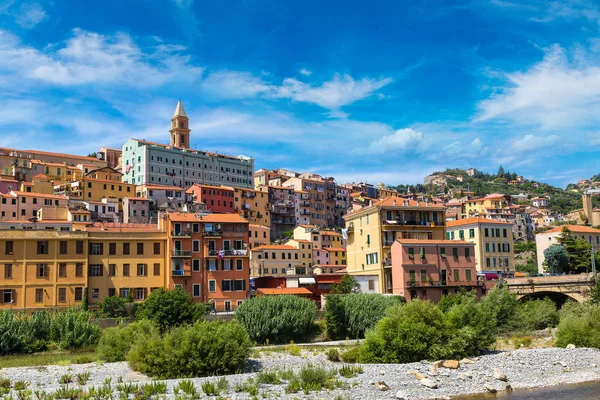 Casas coloridas en el casco antiguo de Ventimiglia — Foto de Stock