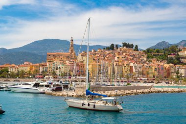Renkli tarihi kent merkezine ve Menton Beach'de