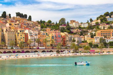 Renkli tarihi kent merkezine ve Menton Beach'de