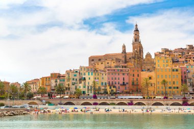 Renkli tarihi kent merkezine ve Menton Beach'de