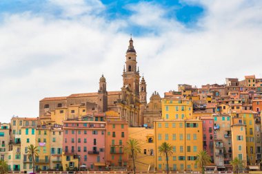 Renkli tarihi kent merkezine ve Menton Beach'de