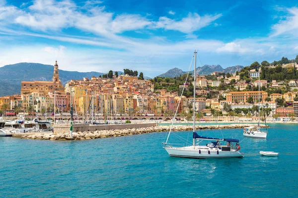 Cidade velha colorida e praia em Menton — Fotografia de Stock