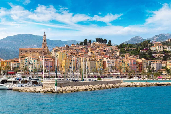 Fargerik gammel by og strand i Menton – stockfoto