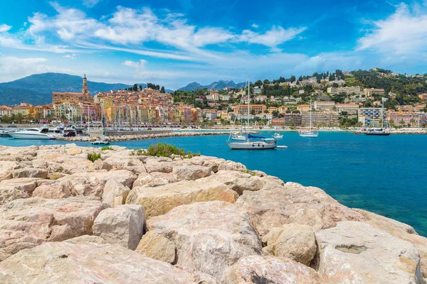 Renkli tarihi kent merkezine ve Menton Beach'de — Stok fotoğraf