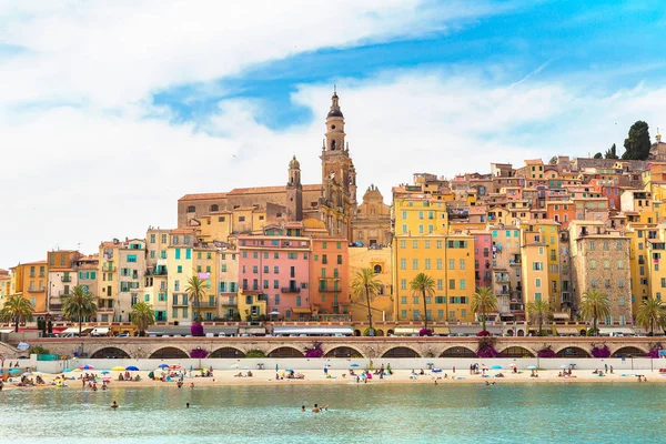 Renkli tarihi kent merkezine ve Menton Beach'de — Stok fotoğraf