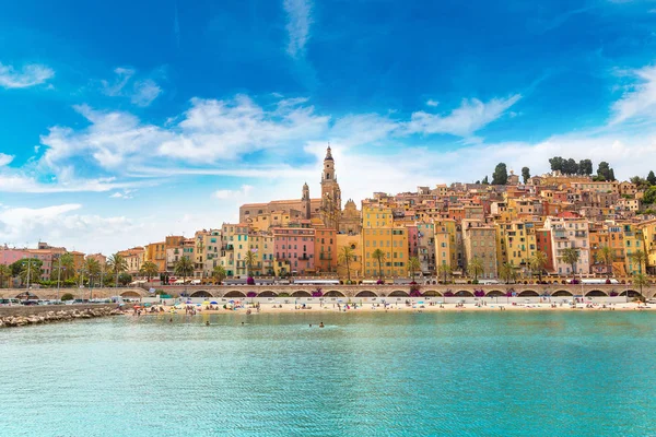 Renkli tarihi kent merkezine ve Menton Beach'de — Stok fotoğraf