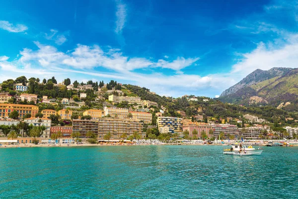 Renkli tarihi kent merkezine ve Menton Beach'de — Stok fotoğraf