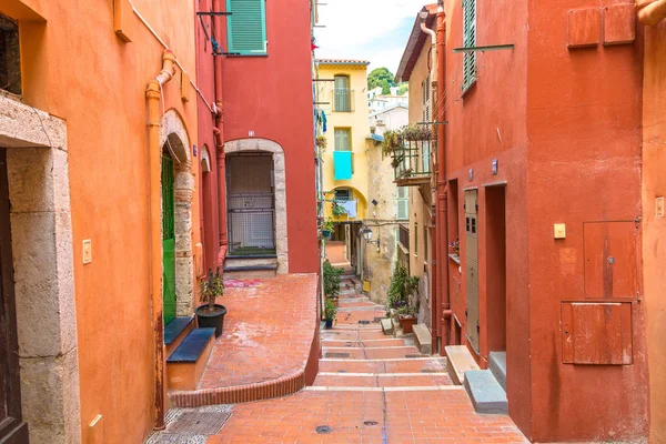 Oude smalle straat in Menton — Stockfoto