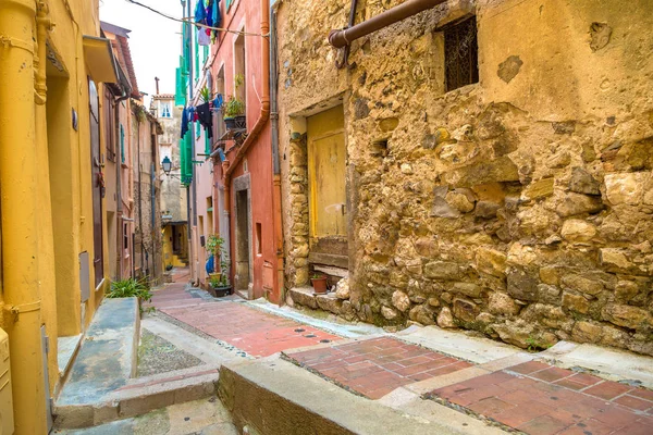 Старая узкая улочка в Ментоне — стоковое фото