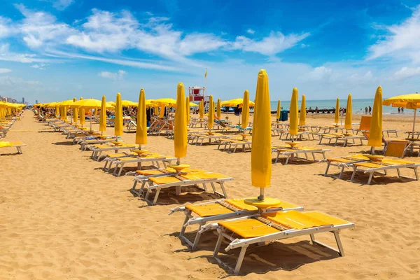 Paraguas en la playa de Lido di Jesolo —  Fotos de Stock